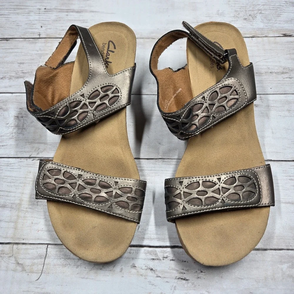 Clarks Bendables Wedge Sandals Laser Cut Leather Womens 9M Pewter Metallic Strap